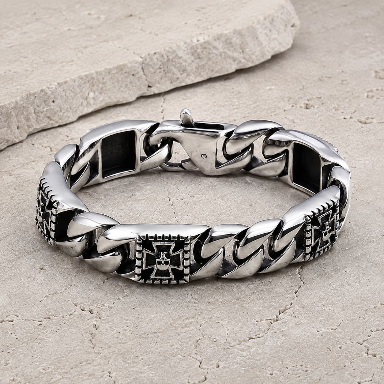 Bracelet Puissance des Templiers en acier inoxydable présenté en vue angle 3/4 sur pierre médiévale claire