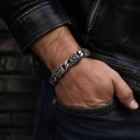 Bracelet Puissance des Templiers porté par un homme avec veste en cuir noir et jean brut