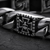Gros plan du Bracelet Puissance des Templiers avec croix templière, maillons épais et acier inoxydable poli