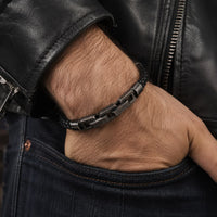 Bracelet de Robert de Craon porté par un homme avec veste en cuir noir et jean brut
