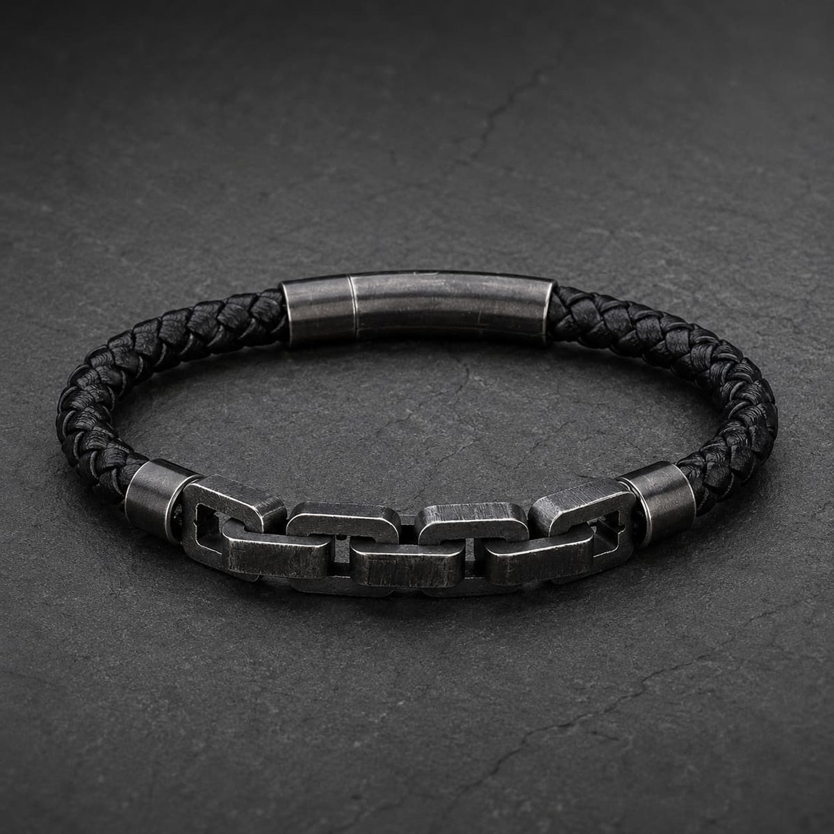 Bracelet de Robert de Craon en cuir tressé renforcé avec maillons en acier inoxydable sur ardoise sombre