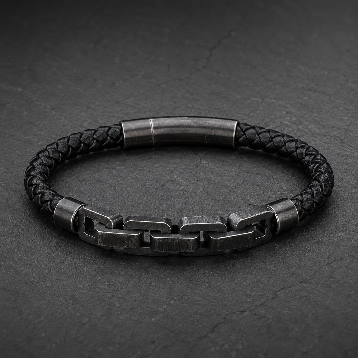Bracelet de Robert de Craon en cuir tressé renforcé avec maillons en acier inoxydable sur ardoise sombre