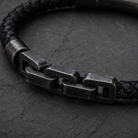 Gros plan du Bracelet de Robert de Craon avec maillons en acier inoxydable, cuir tressé noir et finition renforcée