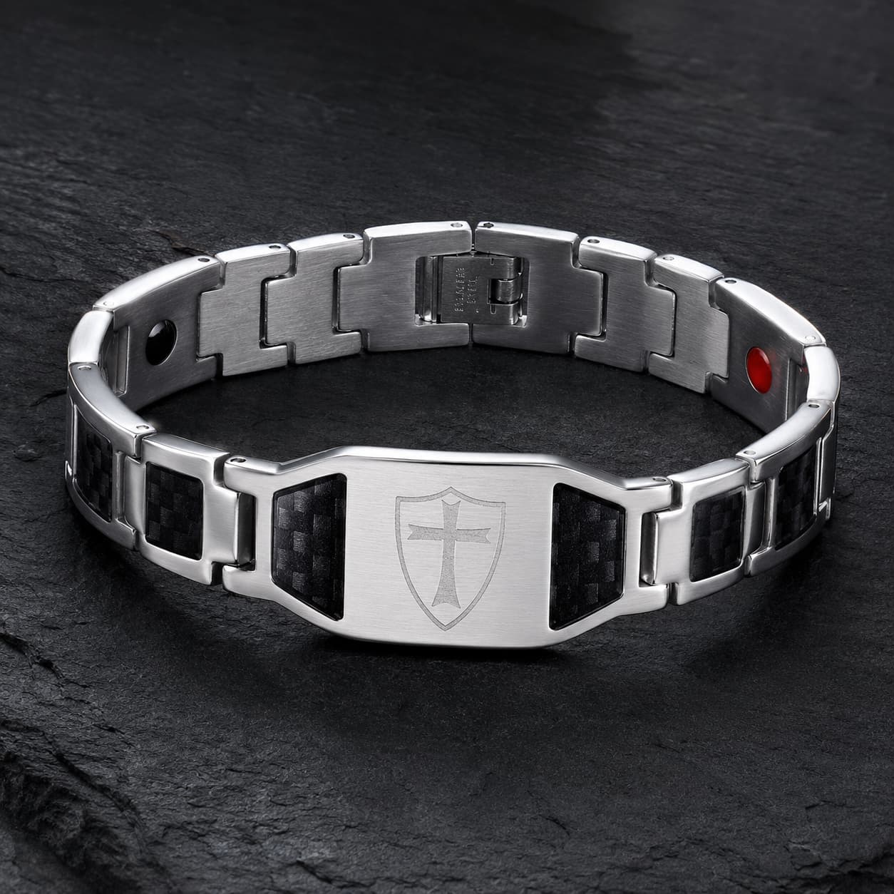 Bracelet du Sacre Templier en acier inoxydable premium avec fibre carbone sur fond anthracite texturé