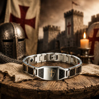 Bracelet du Sacre Templier en acier inoxydable premium dans un décor médiéval avec bois ancien, parchemin, casque, bouclier, épée et chateau