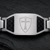 Gros plan du motif croix templière gravée sur le Bracelet du Sacre Templier en acier inoxydable et fibre carbone