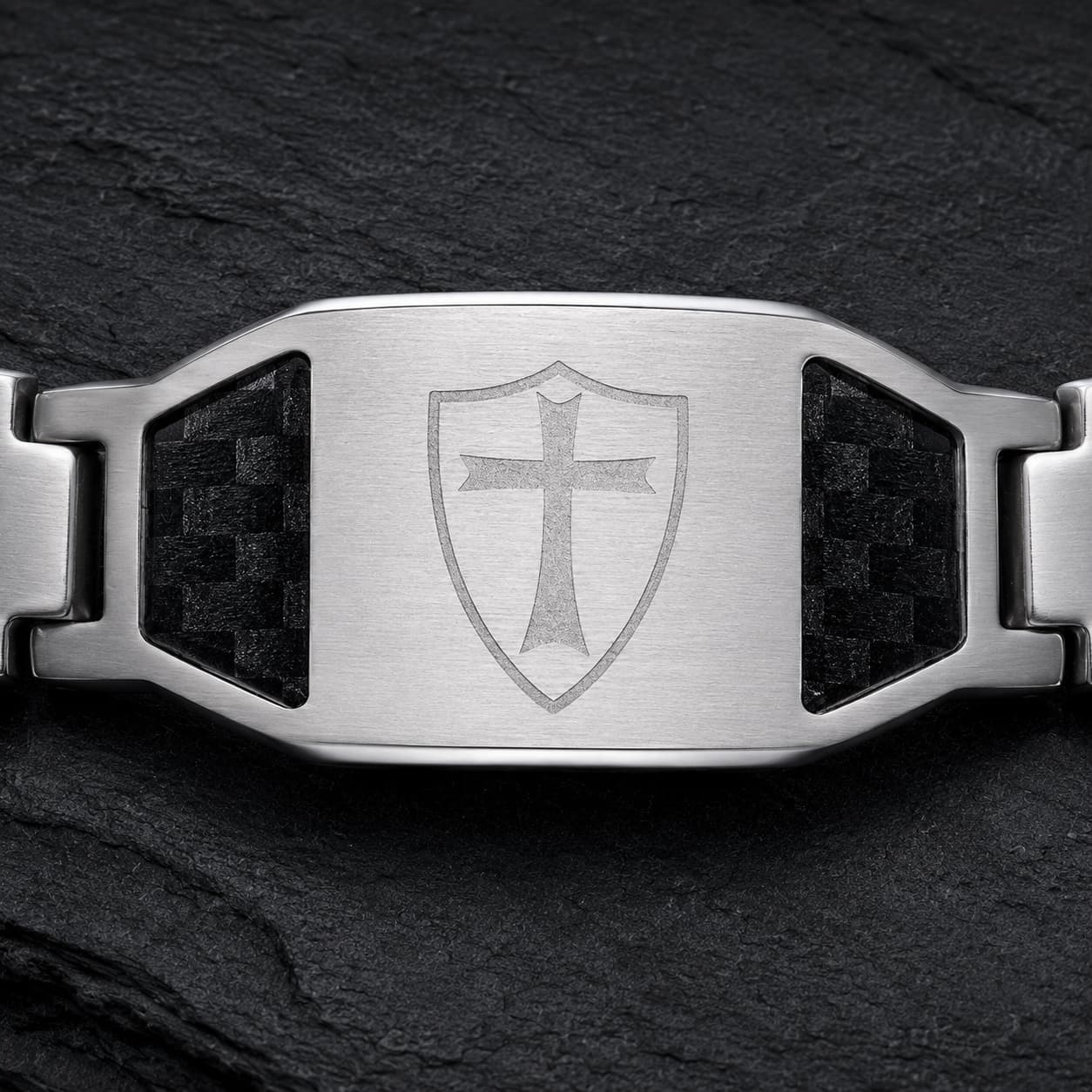 Gros plan du motif croix templière gravée sur le Bracelet du Sacre Templier en acier inoxydable et fibre carbone