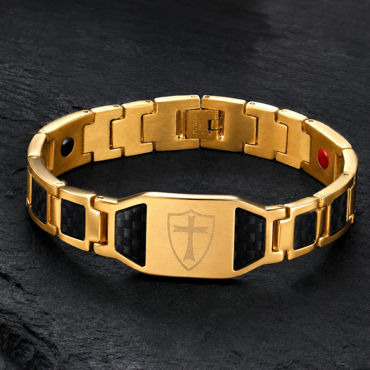 Bracelet du Sacre Templier couleur or avec détails en fibre carbone sur fond anthracite texturé