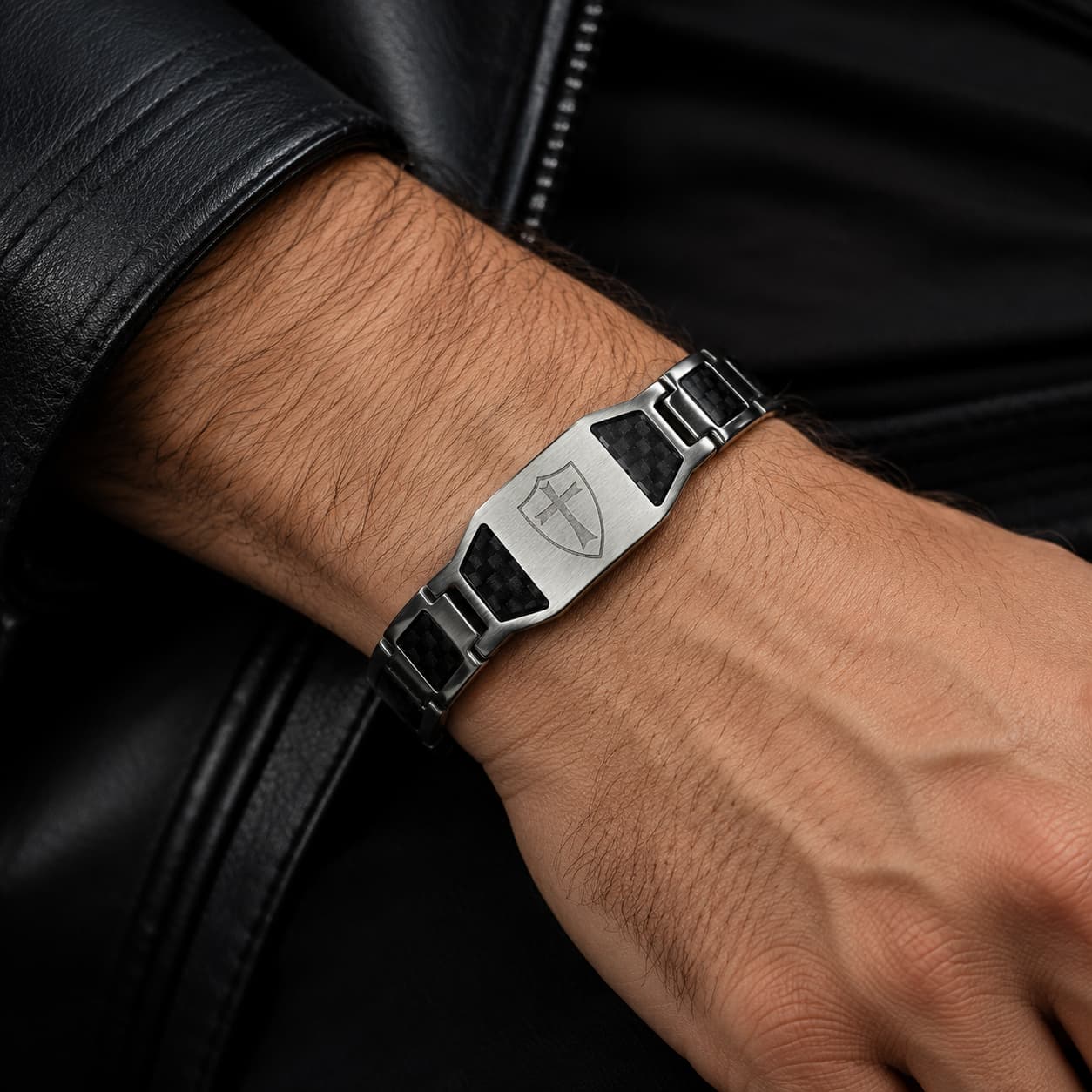 Bracelet du Sacre Templier porté au poignet par un homme avec acier inoxydable premium et détails en fibre carbone