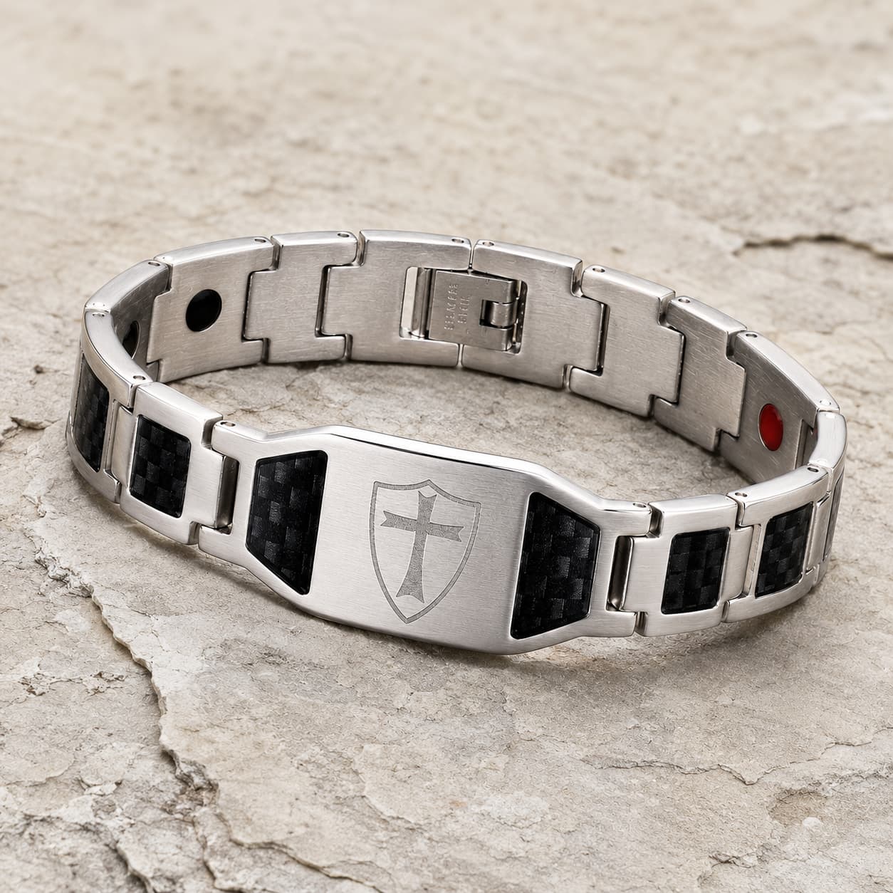 Vue angle 3/4 du Bracelet du Sacre Templier en acier inoxydable et fibre carbone sur pierre médiévale claire