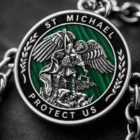 Gros plan du médaillon Saint Michel en malachite avec inscription Protect Us
