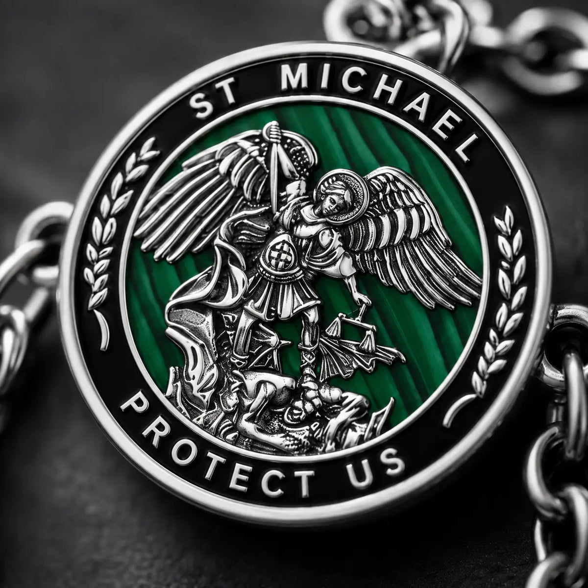 Gros plan du médaillon Saint Michel en malachite avec inscription Protect Us