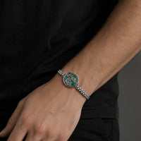 Bracelet du Sceau de Saint Michel en cuivre et malachite porté par un homme en tenue noire
