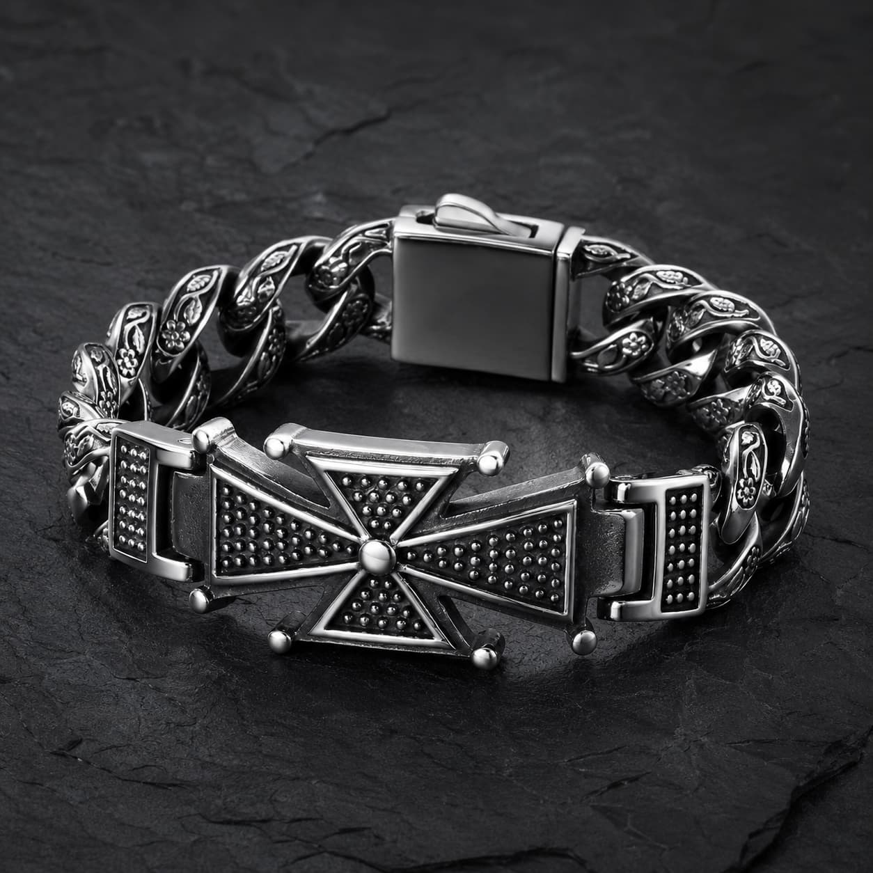Bracelet de la Seigneurie en acier inoxydable avec croix templière sur fond anthracite texturé