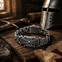 Bracelet de la Seigneurie en acier inoxydable dans un décor médiéval avec bois ancien, casque, épée et parchemin