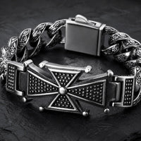 Gros plan de la croix du Bracelet de la Seigneurie en acier inoxydable avec détails métalliques noirs