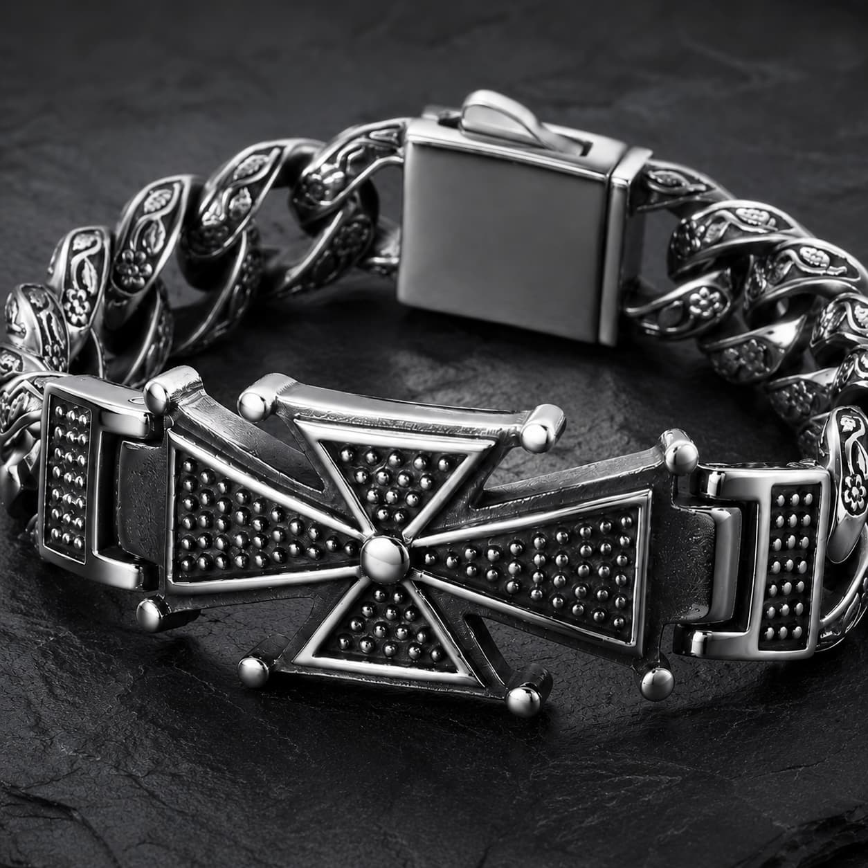 Gros plan de la croix du Bracelet de la Seigneurie en acier inoxydable avec détails métalliques noirs