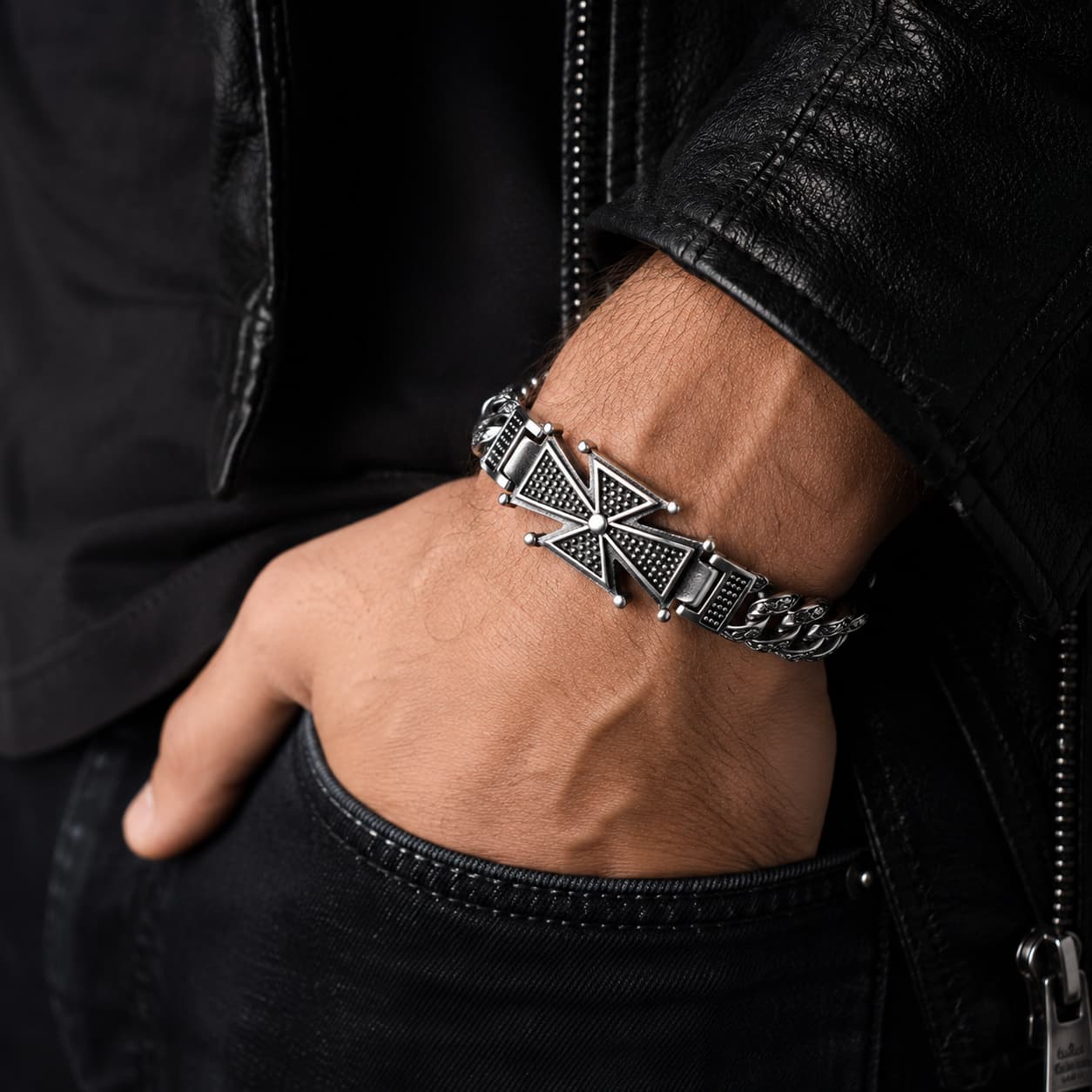Bracelet de la Seigneurie en acier inoxydable porté au poignet par un homme avec veste sombre