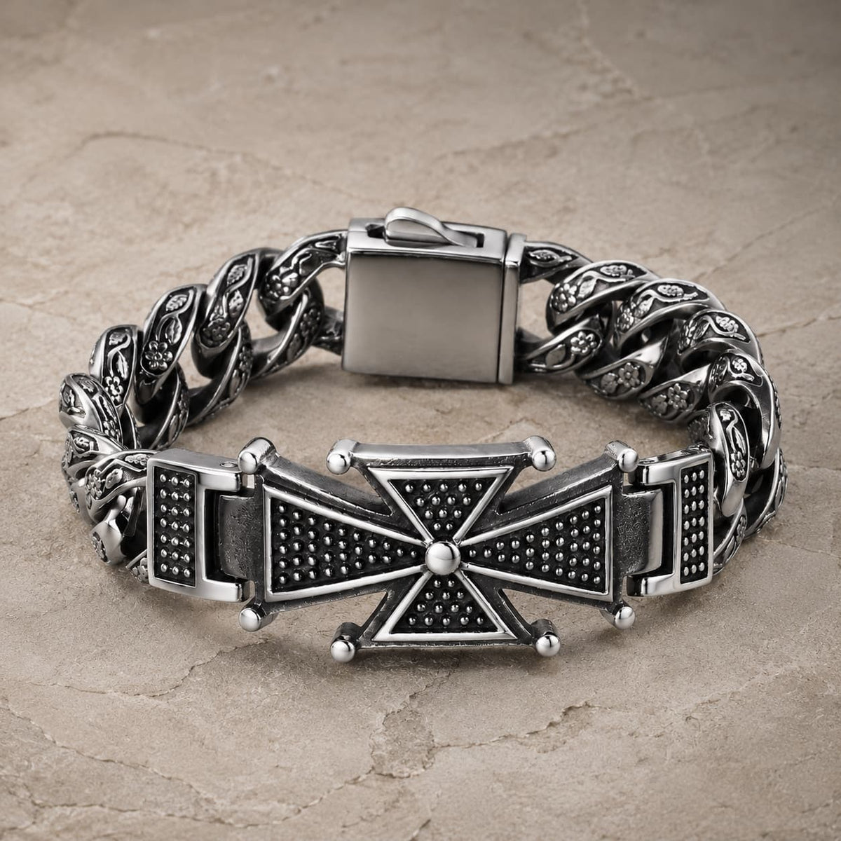 Vue angle 3/4 du Bracelet de la Seigneurie en acier inoxydable sur pierre médiévale claire