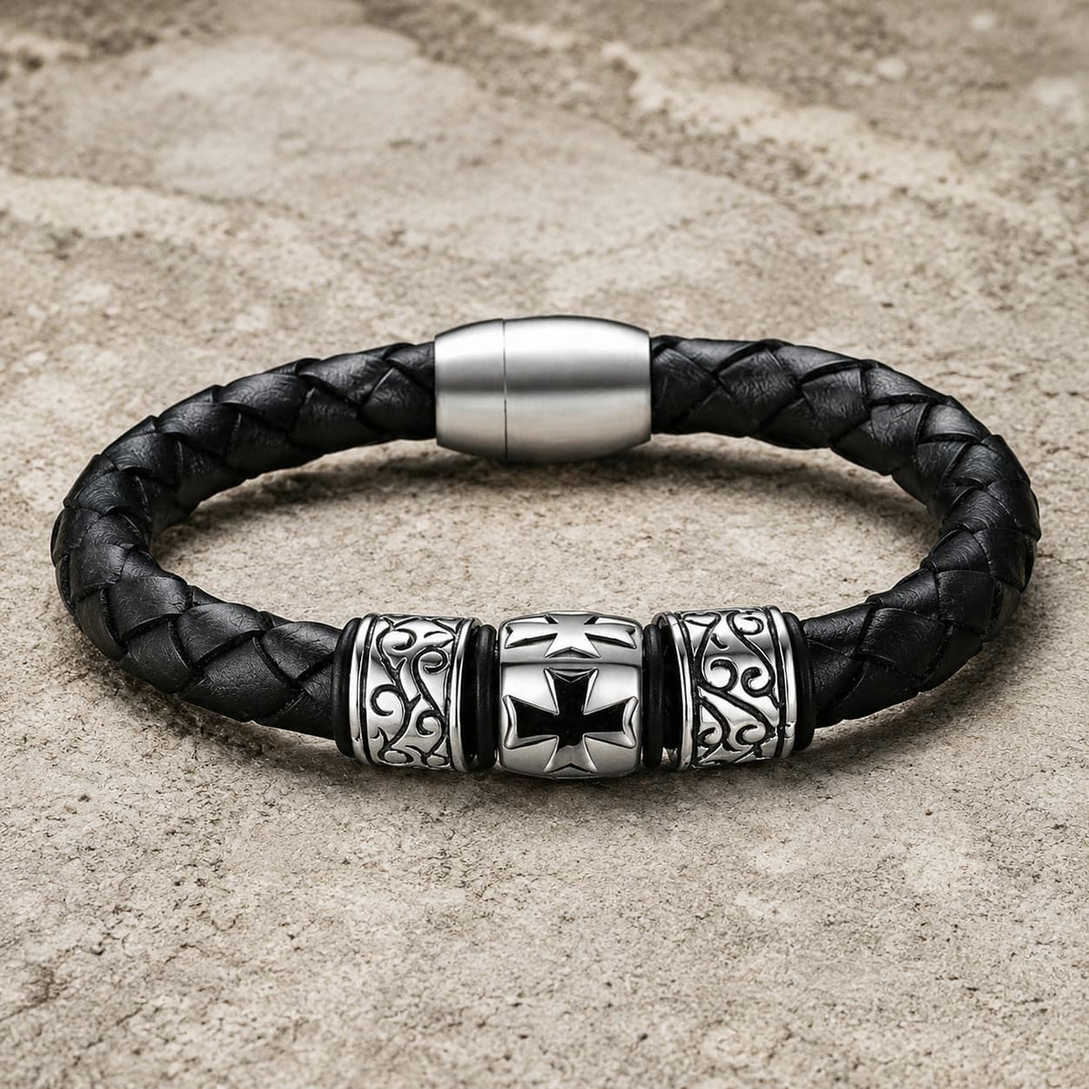 Bracelet du Templier Sage en cuir noir tressé et acier inoxydable premium sur pierre médiévale claire