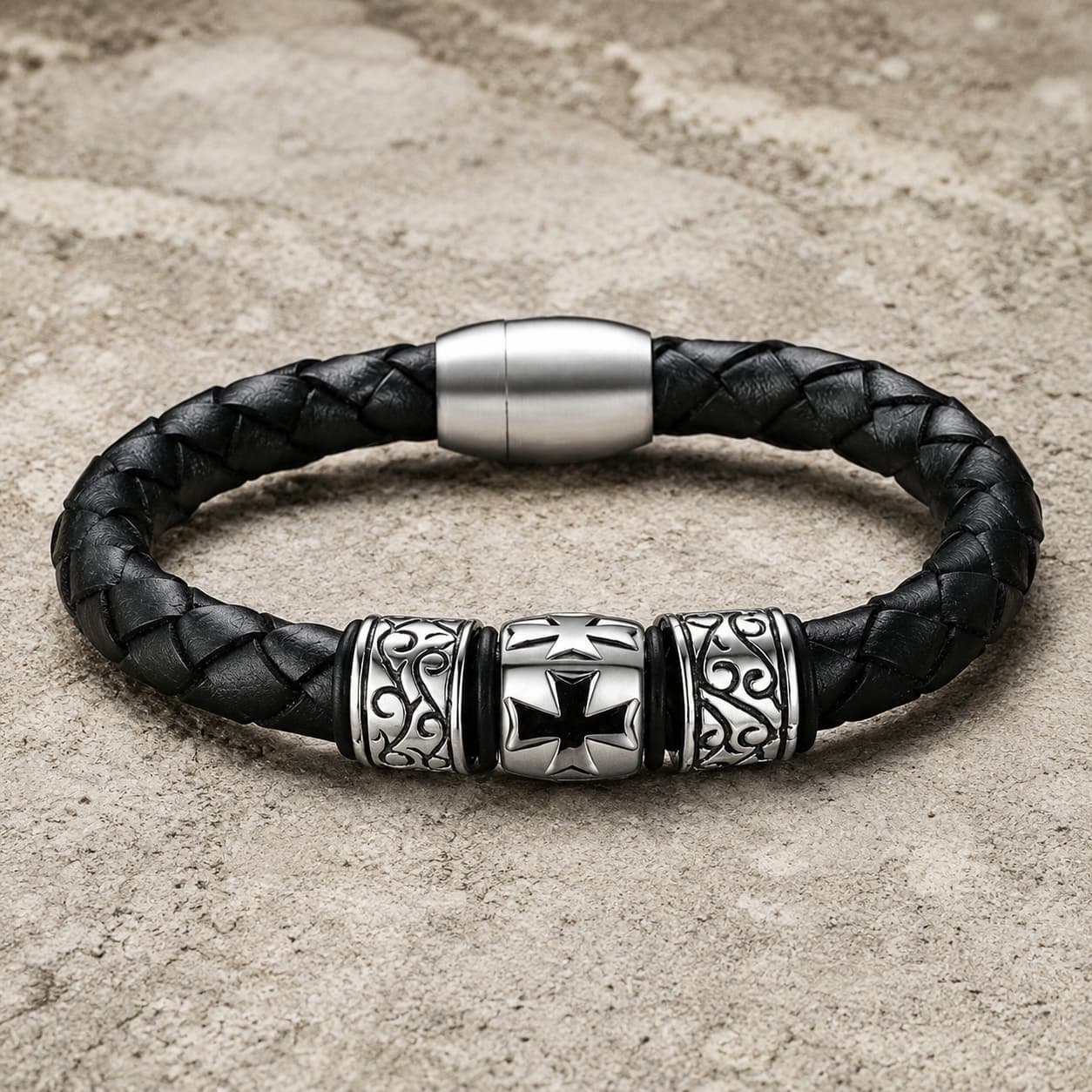 Bracelet du Templier Sage en cuir noir tressé et acier inoxydable premium sur pierre médiévale claire