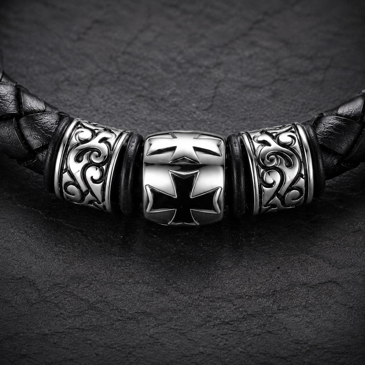 Gros plan de la croix templière du Bracelet du Templier Sage en cuir noir tressé et acier inoxydable premium