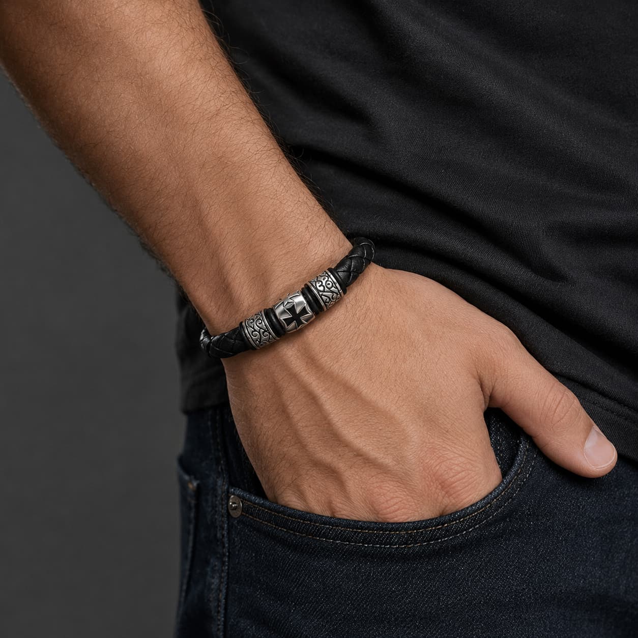 Bracelet du Templier Sage porté au poignet par un homme avec cuir noir tressé et acier inoxydable premium
