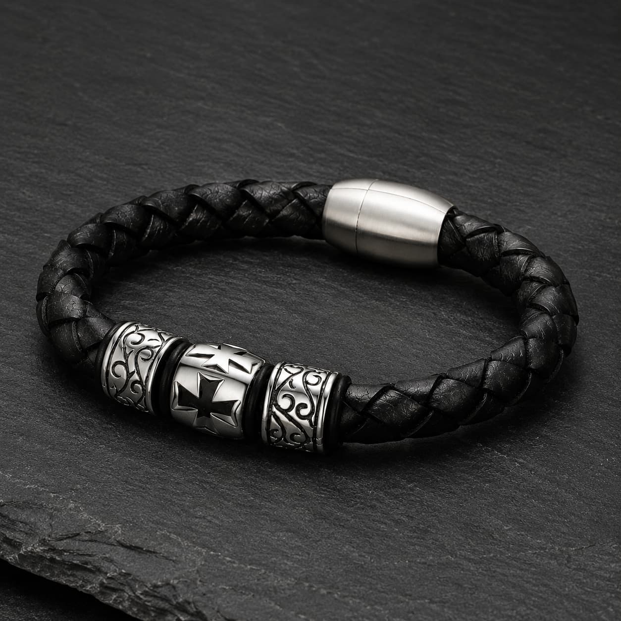 Vue angle 3/4 du Bracelet du Templier Sage en cuir noir tressé et acier inoxydable premium sur fond anthracite texturé