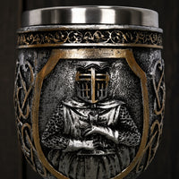 Gros plan sur le motif chevalier du Calice du Festin Templier avec finition argent vieilli et détails bronze.