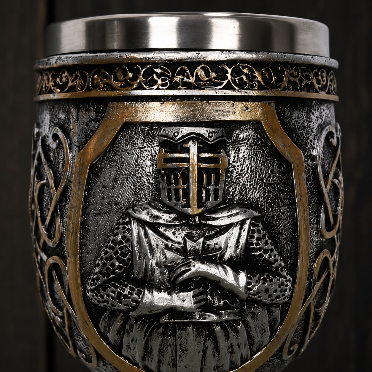 Gros plan sur le motif chevalier du Calice du Festin Templier avec finition argent vieilli et détails bronze.