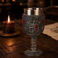 Calice du Grand Conseil Templier en résine avec intérieur en acier inoxydable dans une ambiance de banquet médiéval éclairée à la bougie.