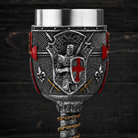 Gros plan sur le motif chevalier et croix rouge du Calice du Grand Conseil Templier en finition métal vieilli.