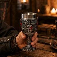 Homme tenant le Calice du Grand Conseil Templier en résine avec intérieur en acier inoxydable dans une taverne médiévale sombre.