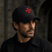 Casquette Croix de Malte en polyester et coton noir portée par un homme dans une ambiance