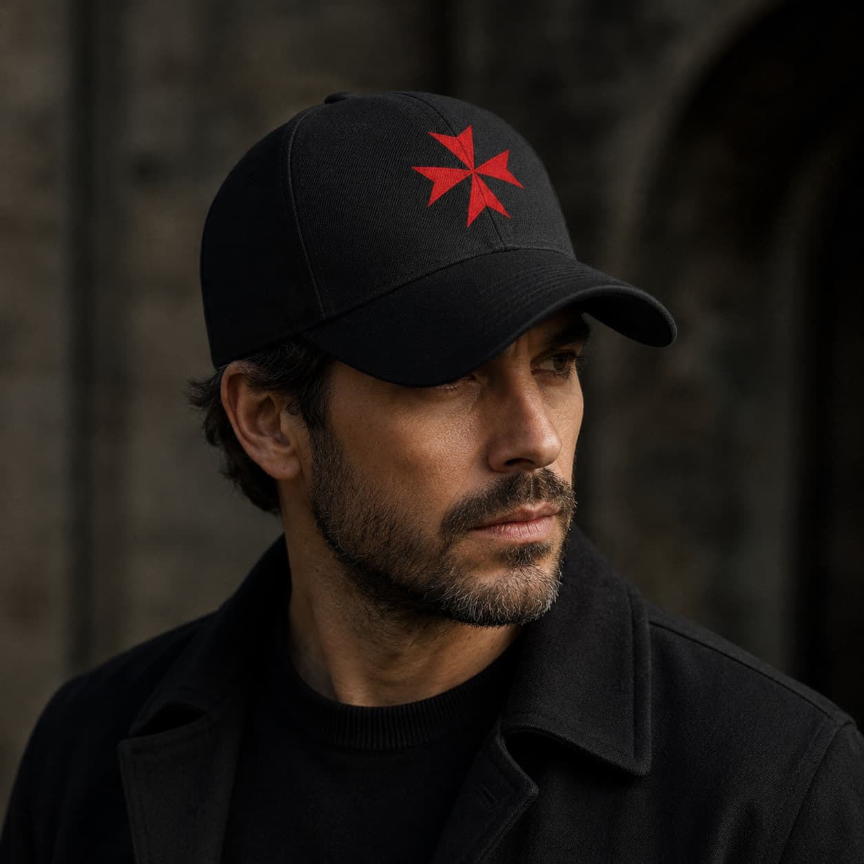 Casquette Croix de Malte en polyester et coton noir portée par un homme dans une ambiance