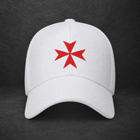 Casquette Croix de Malte en polyester et coton blanc avec croix rouge.