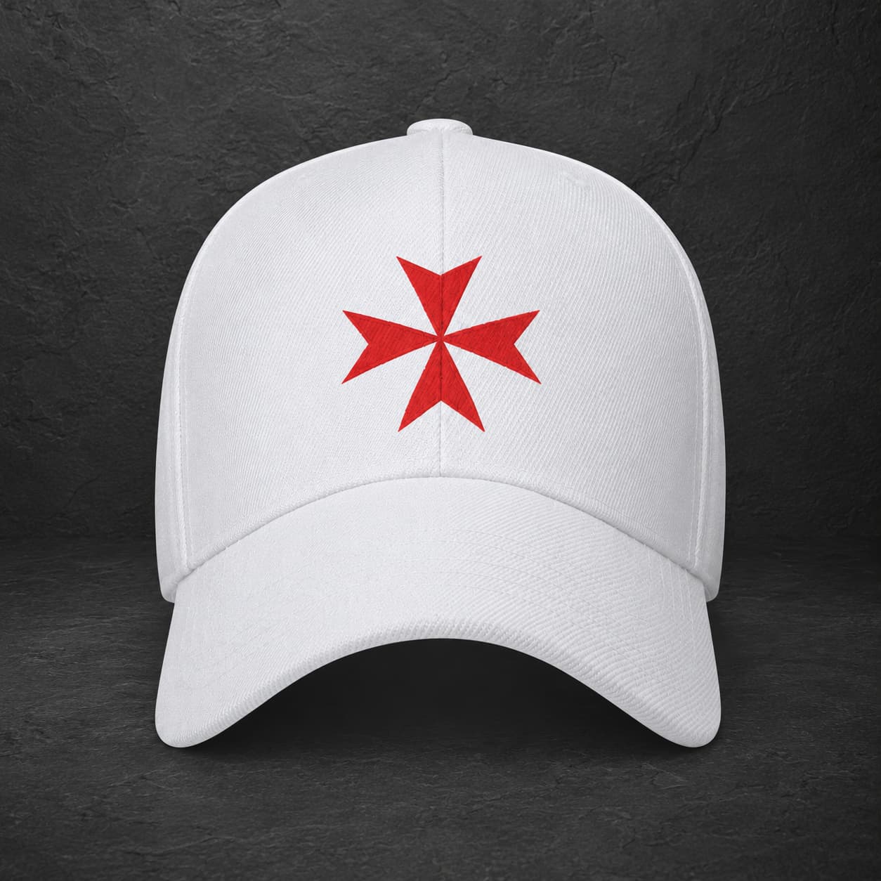 Casquette Croix de Malte en polyester et coton blanc avec croix rouge.
