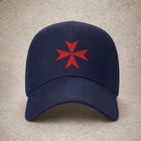 Casquette Croix de Malte en polyester et coton bleu marine avec croix rouge.
