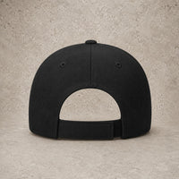 Casquette Croix de Malte en polyester et coton noir en vue angle sur fond minimaliste.