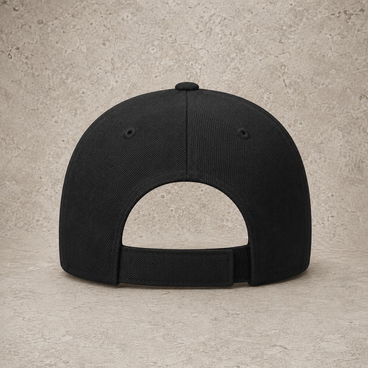 Casquette Croix de Malte en polyester et coton noir en vue angle sur fond minimaliste.