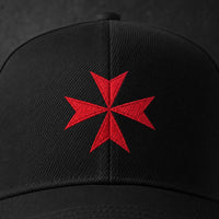 Détail de la Casquette Croix de Malte en polyester et coton noir avec croix rouge.