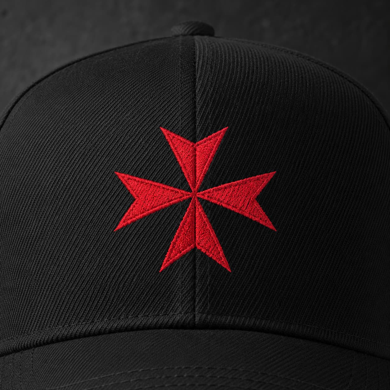 Détail de la Casquette Croix de Malte en polyester et coton noir avec croix rouge.