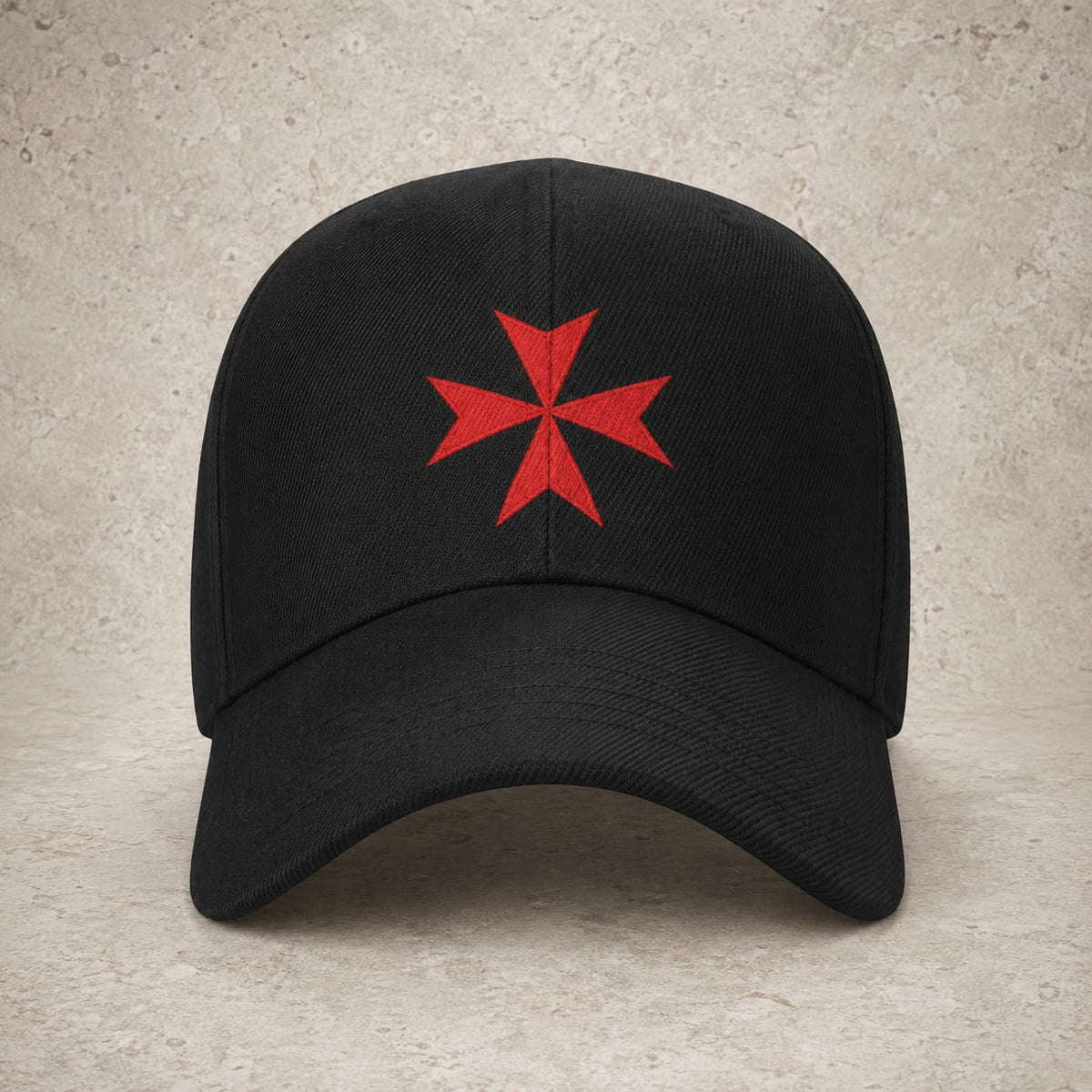 Casquette Croix de Malte en polyester et coton noir avec croix rouge en vue principale.