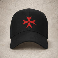 Casquette Croix de Malte en polyester et coton noir avec croix rouge en vue principale.