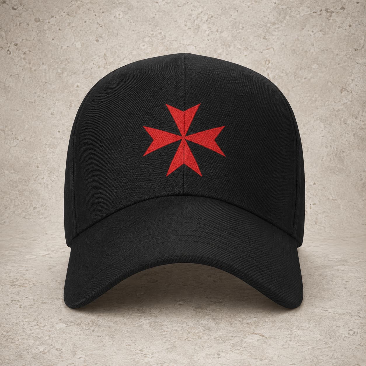 Casquette Croix de Malte en polyester et coton noir avec croix rouge en vue principale.