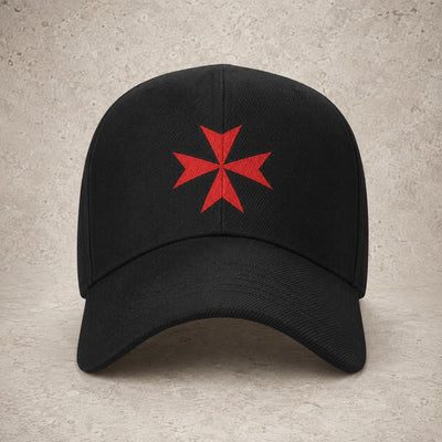 Casquette Croix de Malte en polyester et coton noir avec croix rouge en vue principale.