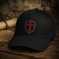 Casquette du Chevalier Templier en polyester et coton noir dans une ambiance médiévale avec bois ancien et parchemin.