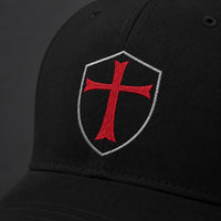 Gros plan de la broderie croix rouge sur la Casquette du Chevalier Templier en polyester et coton noir.