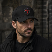 Casquette du Chevalier Templier en polyester et coton noir portée par un homme avec veste sombre.