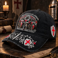 Casquette de la Fraternité Templière noire présentée dans une ambiance médiévale